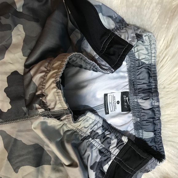 Nike Dry Fit camouflage gym shorts side pockets - Picture 3 of 4